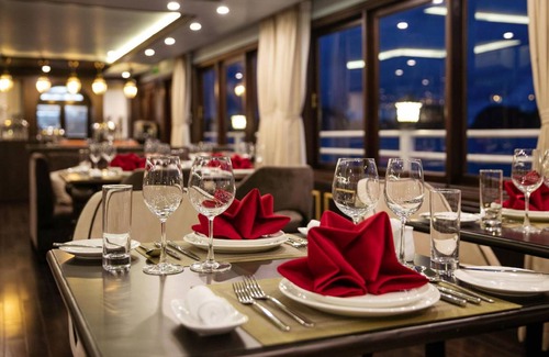 Bai Chay Boat Rental | 56 m² Houseboat ∙ 2 bedrooms ∙ 5 guests