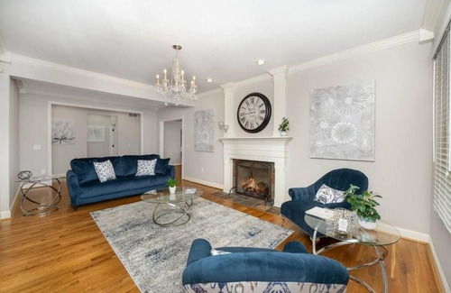 Otterbien Home Villa | 5755 Butler Warren Cheerful 6-Bedroom Villa with fishing pond