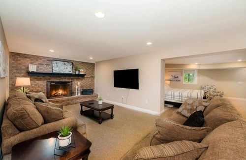 Otterbien Home Villa | 5755 Butler Warren Cheerful 6-Bedroom Villa with fishing pond