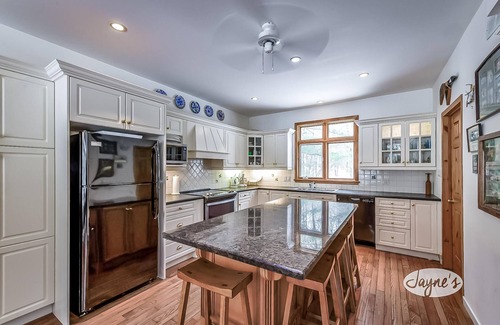 Gravenhurst Cottage | 5bdrm 4bath beautiful cottage on Gull Lake! SW exposure! Sunsets! Muskoka Room!
