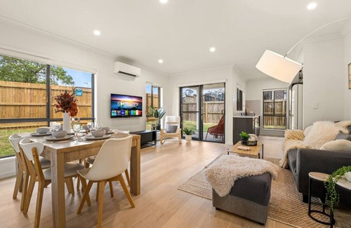 Browns Plains House | 5BR Dual-key Family home w stylished furniture