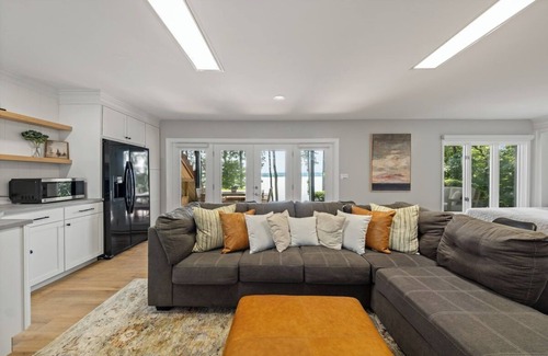 Macon House | 5BR Luxe Lakefront: Spa, Kayaks, Pickleball, Dock