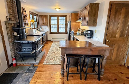 Whitefield House | 5H Charming hilltop Farmhouse with Stunning Views, near Mountain View Grand Resort!
