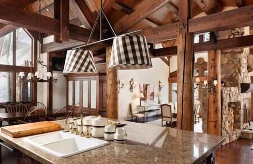 Aspen House | 6/7 Luxury Home, Fire Pit, Hot Tub, Pool Table!