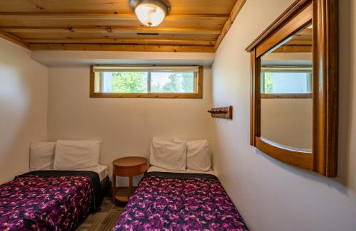 The Blue Mountains Ski Chalet | 6 bdrm Cottage at Blue Mountain, Private Beach Access, Hot Tub, Sauna, BBQ, Petfriendly