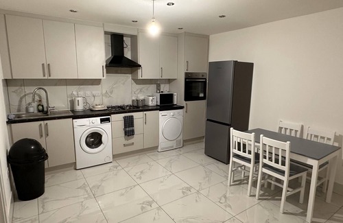 Hillingdon House | 6-bed 3-bath Home - Sleeps 14 & Free Parking