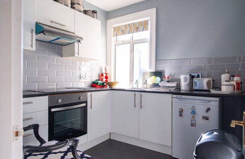Woodside House | 6 bed house * double driveway * front & rear garden
