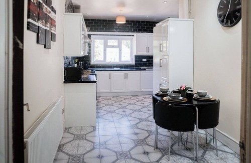Dudley House | 6-Bed House - Sleeps 13 - Families & Contractors
