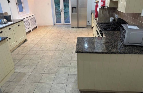 Severn Beach House | 6 Bed-Sleeps 10-Gym-HotTub-Garden-Parking