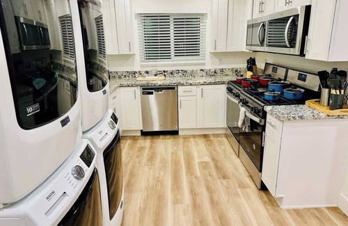 West University House | 6-Bedroom/3-Bath/Sleeps16/Pet OK