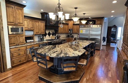 Kearney House | 6 bedroom 5 bathroom kearney NE house huge kitchen and theatre.