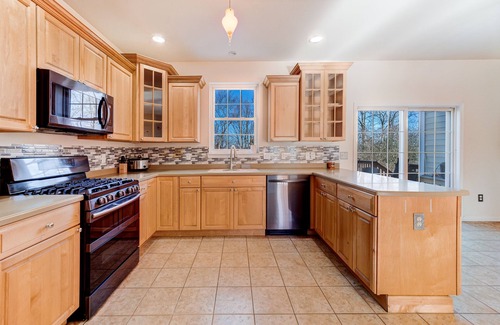 Chester House | 6 bedroom colonial house
