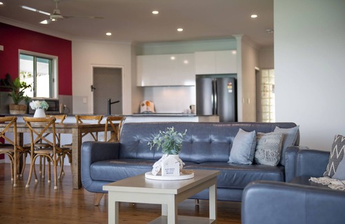 Shute Harbour House | 6 Bedroom Holiday Home with Private Pool and Ocean Views. Sleeps 16!