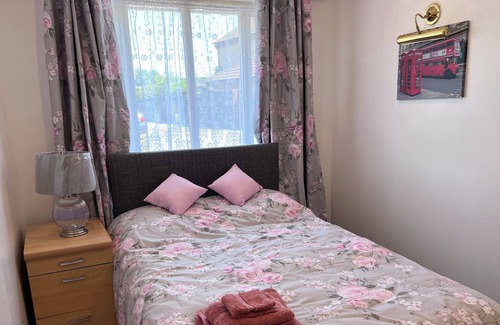 Corby House | 6 Bedroom House Air BnB reasonable distance from the town center & train station