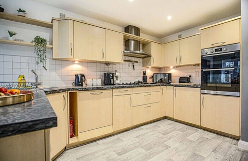 Milton Keynes House | 6 Bedroom House- Free Parking, Fast Wifi & SmartTV