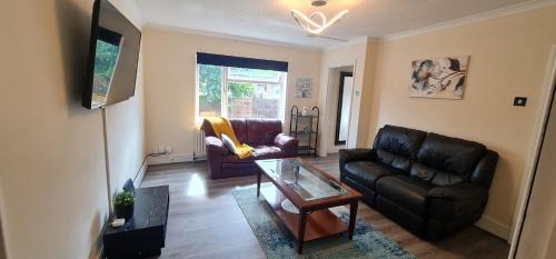 Byfleet Villa | 6 Bedroom Spacious villa, Free Parking