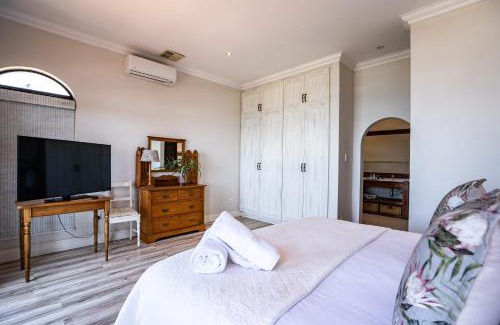 Selection Beach House | 6 Bedroom Tuscan Styled Home in Umdloti Beach