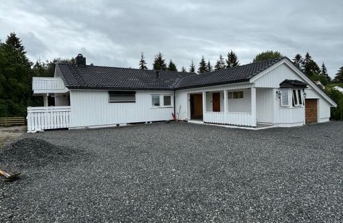 Skedsmo Apartment | 6 Bedrooms, 8 Guest Apartment in Kjeller Lillestrøm - 5mins from Lillestrøm Station, 3 mins to OSLOMET