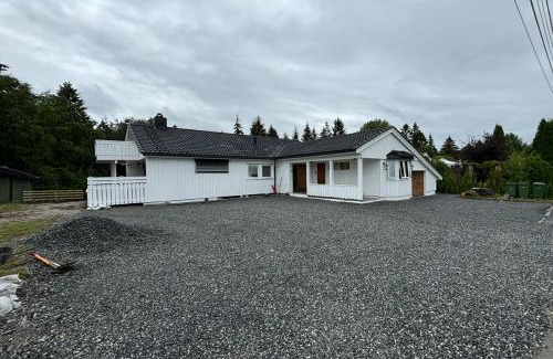 Skedsmo Apartment | 6 Bedrooms, 8 Guest Apartment in Kjeller Lillestrøm - 5mins from Lillestrøm Station, 3 mins to OSLOMET