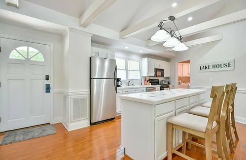 Semora House | 6 Bedrooms, Lakefront, Hot-Tub & Private Dock