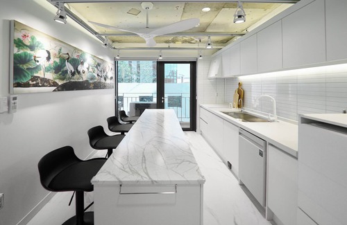 Yeonnam-dong House | 6 Bedrooms with Garden Urban living 5-min walk to Hongik University Station