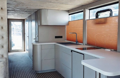 Toplitz Boat Rental | 6 Luxus Hausboot mit Außen-jacuzzi, Sportboot und Terrasse. Haustierfreundlich!