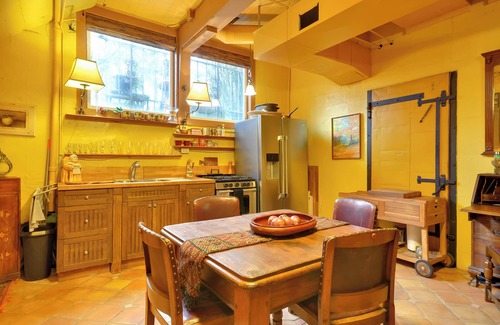 Ardenwald Apartment | 6 Mi to Dtwn Portland: Historic Apt Near Trails!