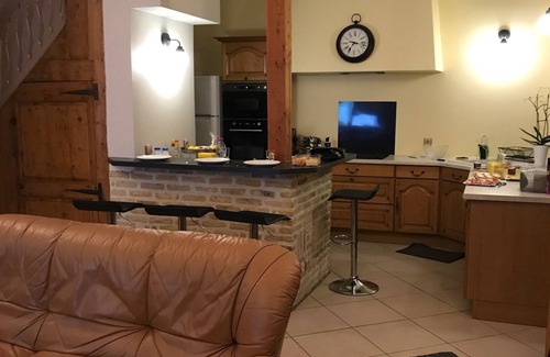 Bergues House | 6 person house with terrace, garden and swimming pool in town center