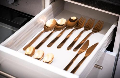 Hendon House | 6 Private Suites in Converted House, Full Kitchens & Bathrooms, Parking