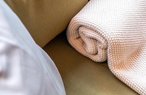 Hendon House | 6 Private Suites in Converted House, Full Kitchens & Bathrooms, Parking