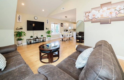 West Codman Hill - West Lower Mills Apartment | 60-3 3BR Boston - Sleek Apartment near Franklin Park