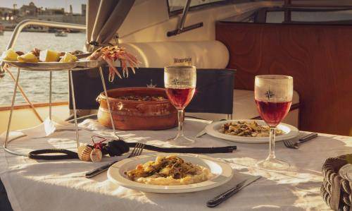 Bari City Centre Boat Rental | 60 m² Houseboat ∙ 2 bedrooms ∙ 4 guests