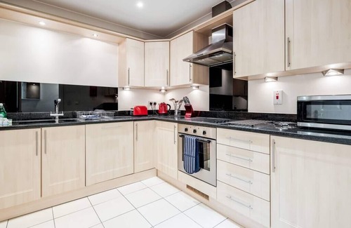 Leatherhead Apartment | 60 RSQ - 2 bedroom apartment