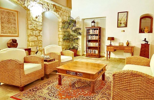 Armou House | 600 m² House ∙ 5 bedrooms ∙ 16 guests