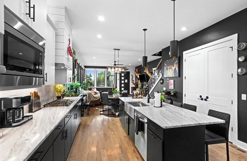 Chestnut Hill House | 615 Funky Jungle! Downtown ⁞ Hot Tub! ⁞