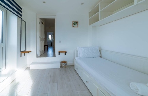 Feltham West Apartment | 65 m² Apartment ∙ 2 bedrooms ∙ 5 guests