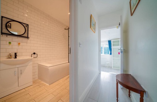 Feltham West Apartment | 65 m² Apartment ∙ 2 bedrooms ∙ 5 guests