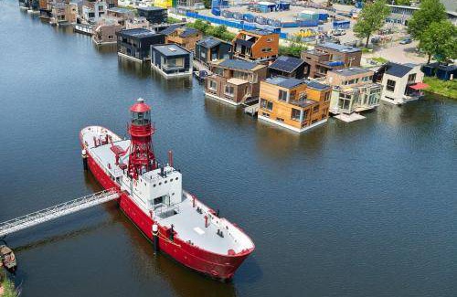 Amsterdam North Boat Rental | 65 m² Houseboat ∙ 2 guests