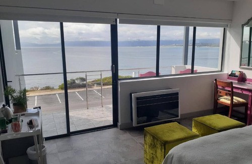 De Kelders Bed & Breakfast | 65onCliff - Otterbaai