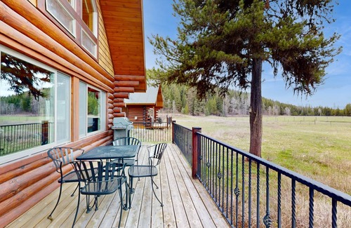 Polebridge Cabin | 68 m² Cabin ∙ 2 bedrooms ∙ 4 guests