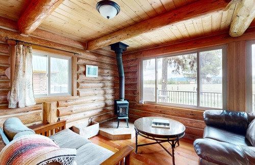 Polebridge Cabin | 68 m² Cabin ∙ 2 bedrooms ∙ 4 guests