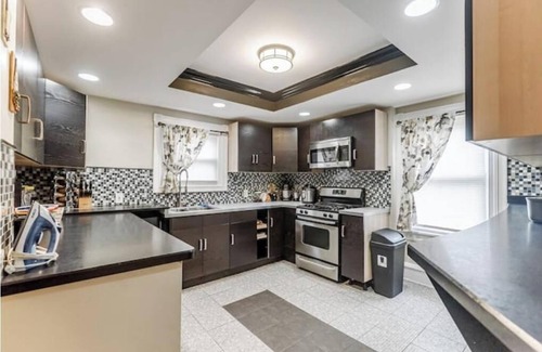 Sharon Hill House | 6BR Home/Driveway Parking ! PHL Airport/combine