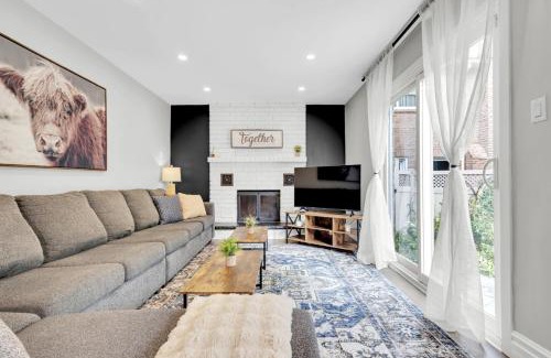 Lisgar House | 6BR house near Shops, Transit, Hwy and GO