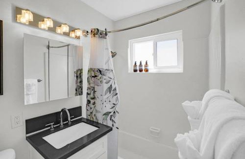 Eastside Apartment | 6th Haven, Arcade, King Bed, Games, 1 Mile to Beaches