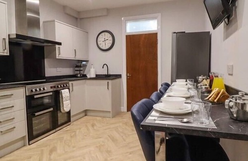 South Shore House | 7-Bed Beachside Retreat - Free Parking & Pets!