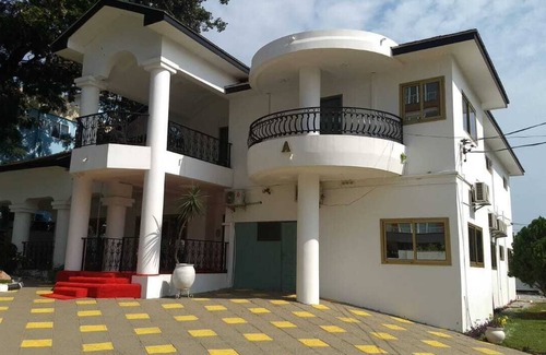 Accra House | 7-bed Lux House-A with a pool & Mini-Golf, a Walking distance from the Airport.