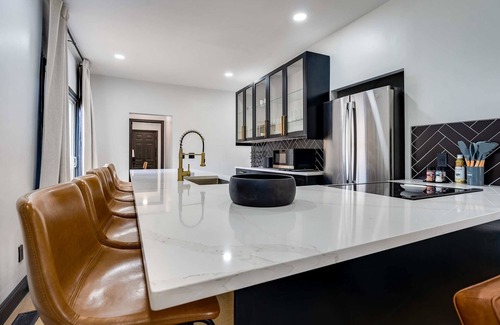 Weinland Park House | 7 Bed - Urban Hot Tub Oasis near OSU & Short North