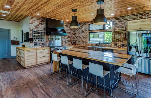 Weston House | 7-Bedroom: Hoops, Pickleball, Movies, Books & Games!