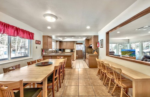 Black Bart Cabin | 7 Bedroom Tahoe Cabin, Pool Table, game room, minutes from Heavenly and Casinos