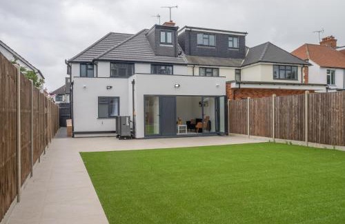 Harrow Apartment | 7 Bedrooms Comfortable Stay, 3 Min Drive from The Great Barn Harrow, Perfect for Wedding Guests with 2 Parking